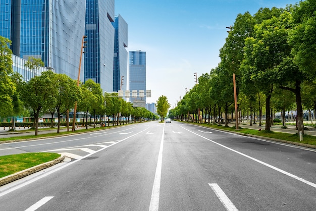 金融センター道路とオフィスビル