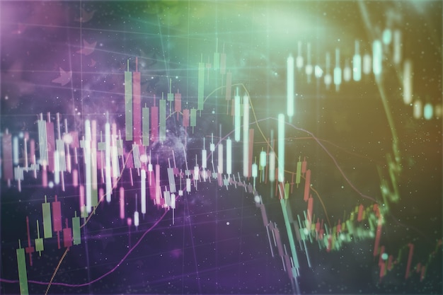 Market Analyze를 포함한 모니터의 재무 데이터. 막대 그래프, 다이어그램, 재무 수치. 외환 차트.