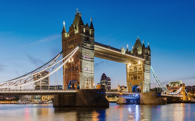 Photo financial district of london and the tower bridge at sunset england