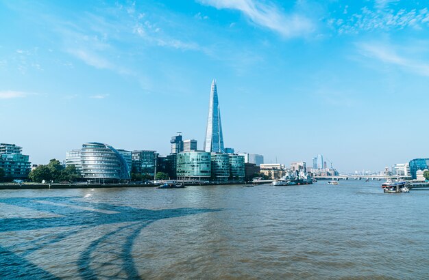 Vista del distretto finanziario di londra dal fiume