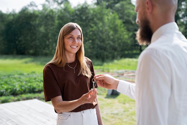 Foto donna finanziaria indipendente che compra casa nuova