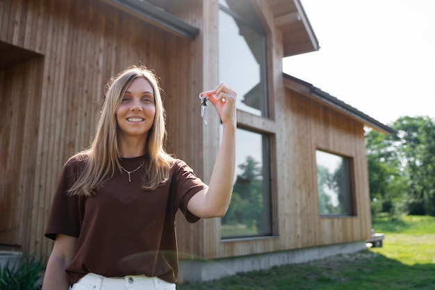 Foto donna finanziaria indipendente che compra casa nuova