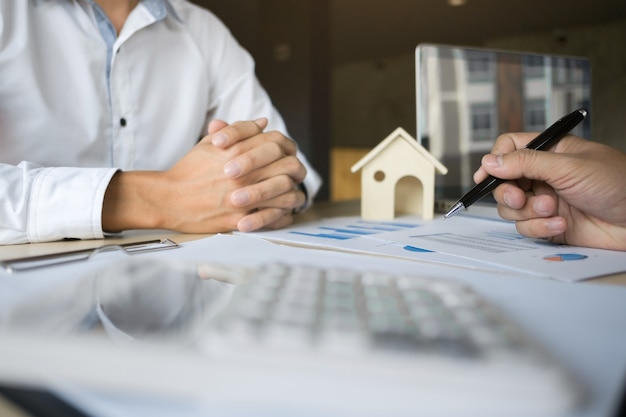 재무 관리자 검사 보고서, 보험 에이전트 사무실 룸에서 주택 투자 대출에 대해 분석