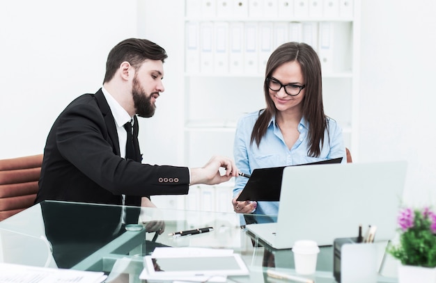 Foto il direttore finanziario e il contabile stanno ospitando una discussione su questioni aziendali sul posto di lavoro in ufficio