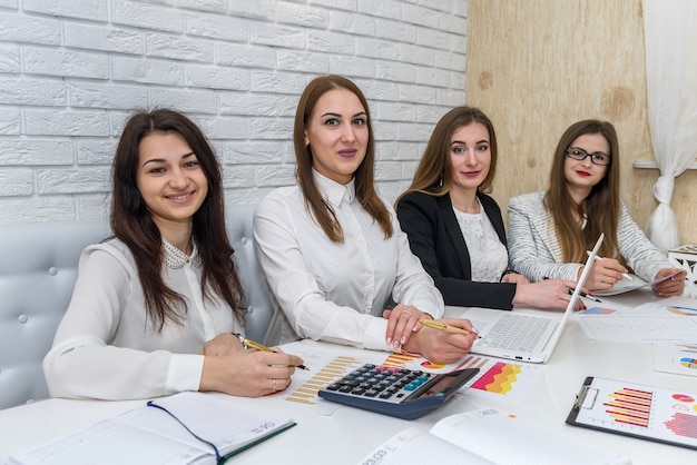 Riunione dei manager finanziari e brainstorming in ufficio