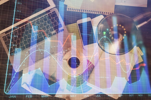 Фото График финансового рынка и компьютер с видом сверху на фоне рабочего стола мультиэкспозиция инвестиционная концепция