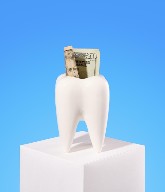 Foto il concetto di deposito finanziario e monetario il denaro nel dente bianco