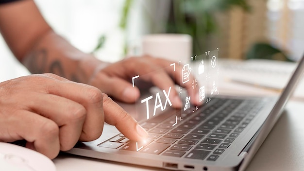 재정 연구 정부 세금 및 계산 세금 환급 개념 노트북을 사용하여 지불을 위한 소득세 온라인 환급 양식을 작성하는 사업가