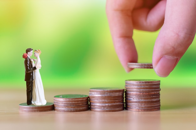 Risparmio finanziario per il matrimonio. preparare le spese di matrimonio