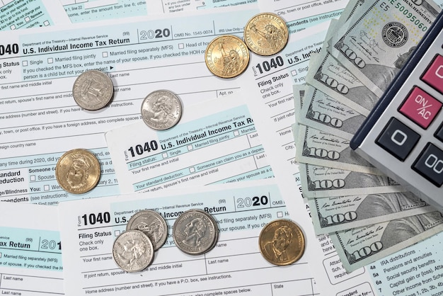 Financieel document met dollar us 1040 belastingformulier belastingtijd