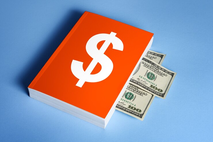 Financieel geletterdheidsconcept. Het vermogen om geld te verdienen en het te beheren. Boek met dollarbiljetten tussen pagina's