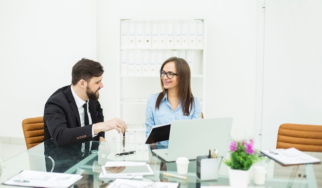 financieel manager en accountant houden een discussie over zakelijke aangelegenheden op de werkplek op kantoor