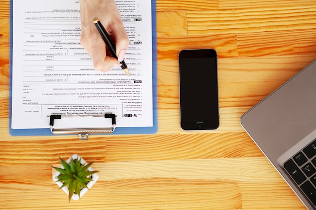 Financieel manager zittend in een bureau en werken met financiële documenten bedrijf