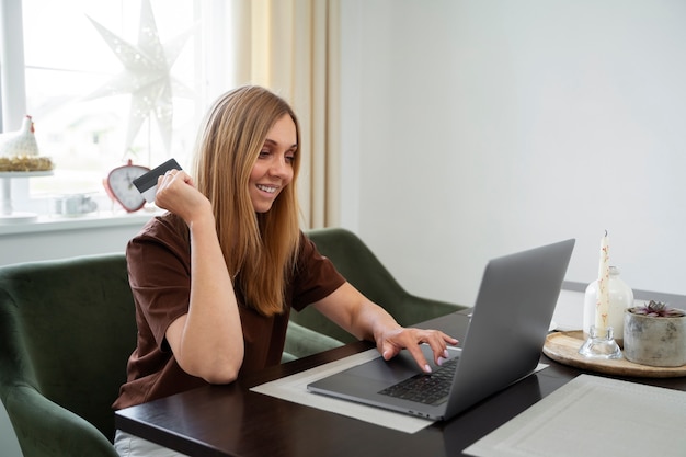 Foto financieel onafhankelijke vrouw die nieuw huis koopt