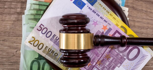 financieel oordeel met houten rechters hamer en stapel eurobankbiljetten