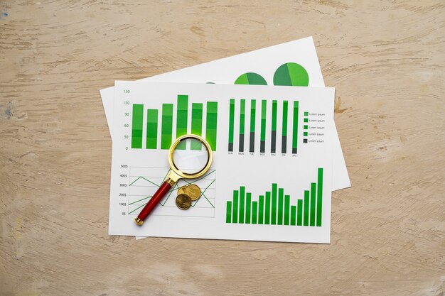 Financieel papier met grafieken en diagrammen op grijze tafel