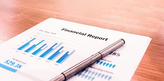 Financieel rapportdocument met pen op tafel