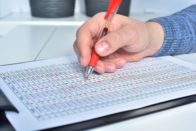 Foto financiële accountant hand past zakelijke statistiek aan