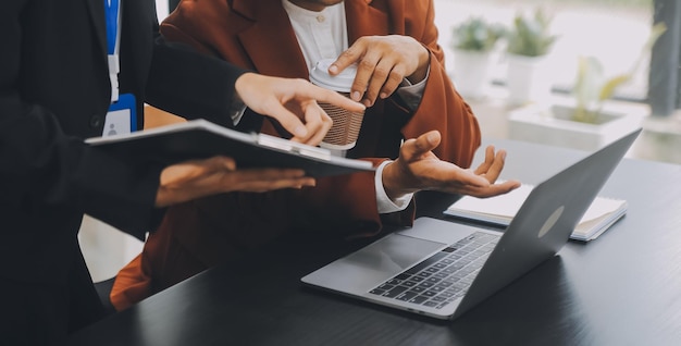 Financiële analisten analyseren bedrijfsfinanciële rapporten over een digitaal tabletplanning investeringsproject tijdens een discussie op een vergadering van bedrijven die de resultaten van hun succesvolle teamwerk laten zien