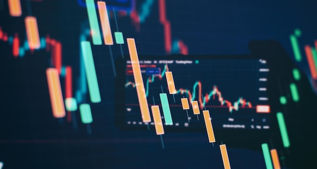 Financiële instrumenten met verschillende soorten indicatoren, waaronder volume-analyse voor professionele technische analyse op de monitor van een computer