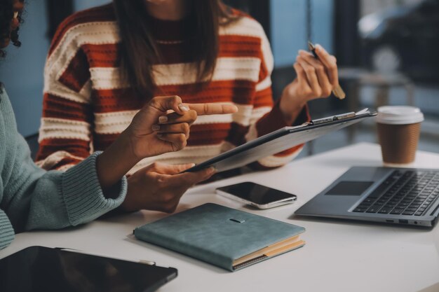 Foto financiële manager bijeenkomst bespreking van bedrijfsgroei project succes financiële statistieken professionele investeerder werken start-up project voor strategie plan met document laptop en digitale tablet