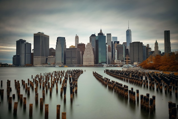 Financiële wijk van manhattan met wolkenkrabbers en verlaten pier over east river.