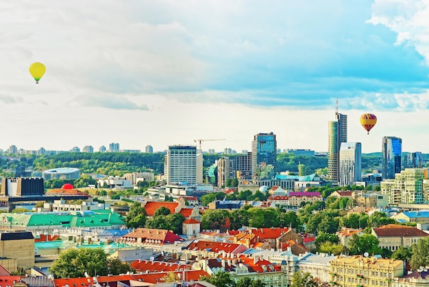 Financiële wijk van Vilnius en heteluchtballonnen in de lucht, Litouwen