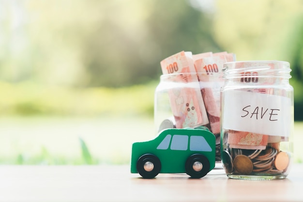 Financiën en autolening die geld voor een auto besparen.