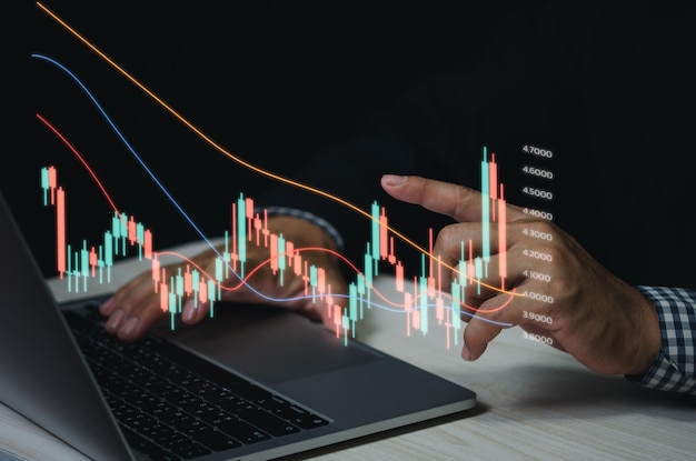 Financiën en bedrijfsinvesteringsconcept Aandelen- en crypto-investeringsfondsenZakenman die Forex-grafieken van financiële gegevenskandelaargrafiek analyseert of verhandelt