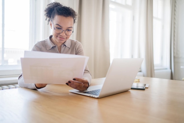 Financiën en budget gebruiken een laptop een vrouw met een bril een manager werkt op kantoor