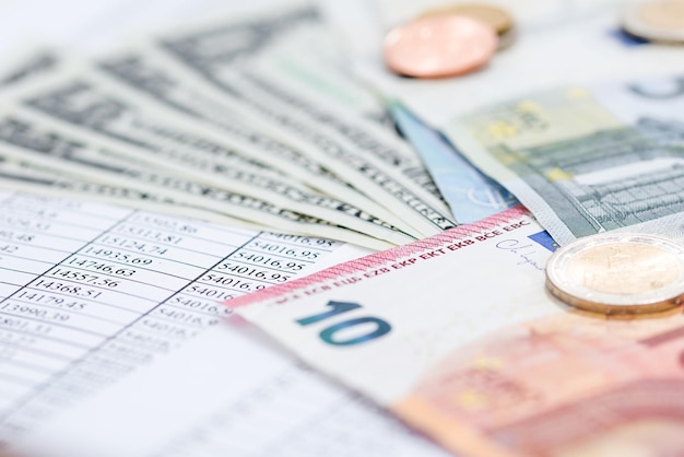 Financiën zakelijke boekhoudkundige voorraad achtergrond met euro en dollar geld op gegevensblad