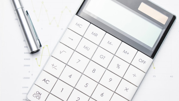 Financiënanalyseconcept - een grafiek met een pen en een rekenmachine
