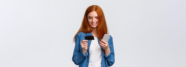 Financiënzaken en onderwijsconcept vrolijke leuke verleidelijke roodharigevrouw die online aankoop doen h