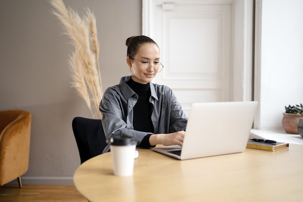 Женщина-финансист использует ноутбук в офисе, сообщает о финансах и бюджете в компании