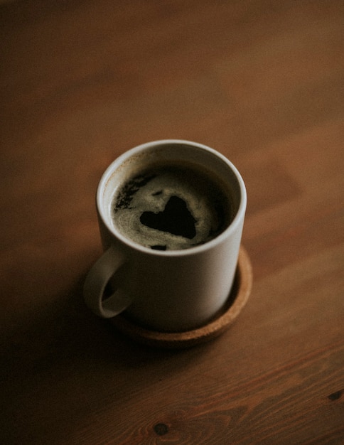 朝のコーヒーカップで心を見つける