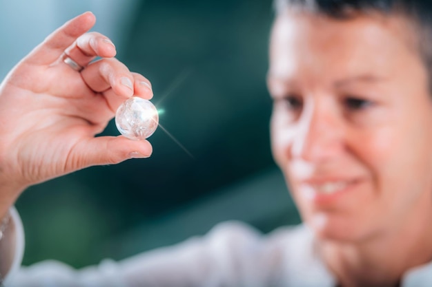 Foto trovare l'ispirazione lifecoach concentrato su una perla di cristallo spiegando il concetto di chiarezza