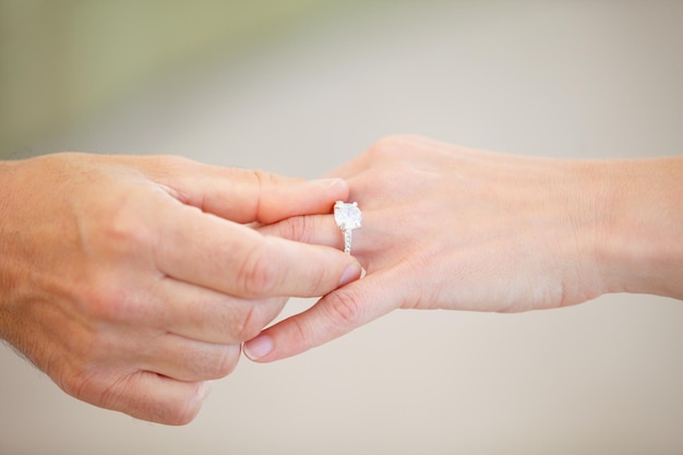 正しいものを見つける結婚と婚約結婚指輪を女性の薬指にスライドさせる男性の手のトリミングされたビュー