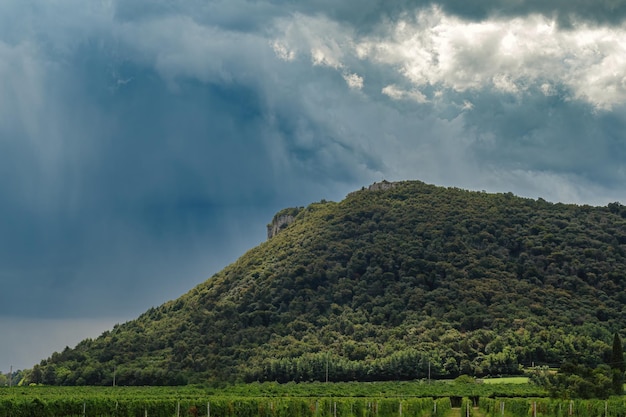 Foto una fotografia d'arte di monte moscal nella provincia di verona prima di una tempesta