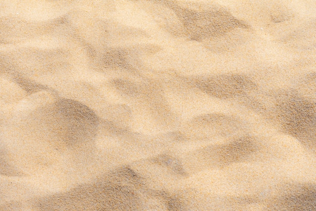 Spiaggia di sabbia fine sotto il sole estivo