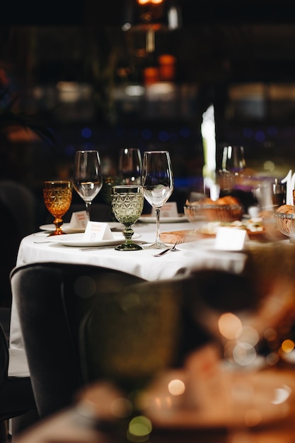 Foto raffinata cornice del tavolo da pranzo del ristorante