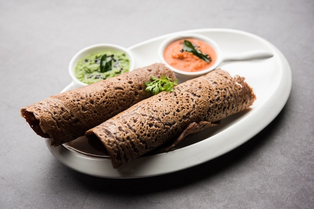 Finger Millet orÃ Ragi DosaÃ‚Â is een gezond Indiaas ontbijt geserveerd met chutney, op rol, plat of kegelvorm
