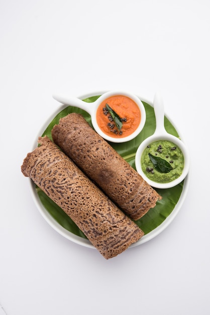 Finger Millet orÃ Ragi DosaÃ‚Â is een gezond Indiaas ontbijt geserveerd met chutney, op rol, plat of kegelvorm