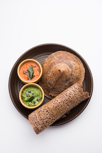 Finger Millet orÃ Ragi DosaÃ‚Â is een gezond Indiaas ontbijt geserveerd met chutney, op rol, plat of kegelvorm