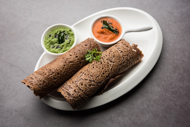 Finger Millet или Ragi DosaÃ - это здоровый индийский завтрак, который подается с чатни в рулетах, плоских или конических формах.