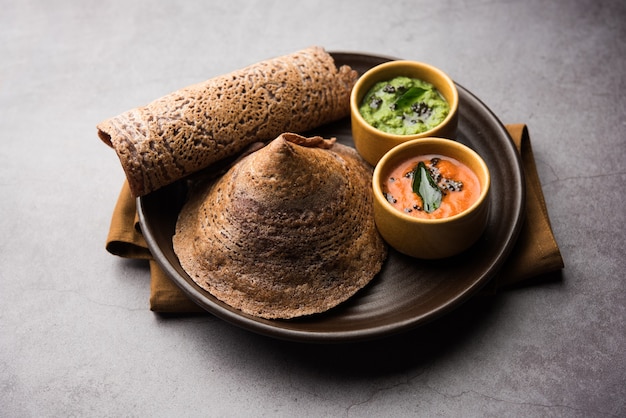 핑거 밀레 또는 라기 도사(Finger Millet orÃ'Â Ragi DosaÃ'Â)는 롤, 납작 또는 원뿔 모양의 처트니와 함께 제공되는 건강한 인도식 아침 식사입니다.