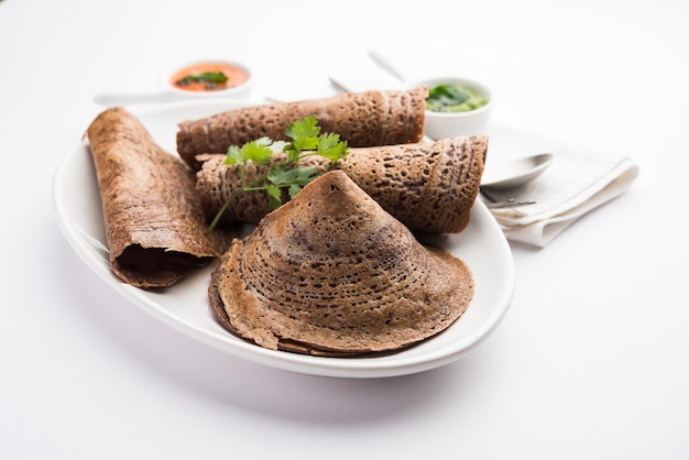 핑거 밀레 또는 라기 도사(Finger Millet orÃ'Â Ragi DosaÃ'Â)는 롤, 납작 또는 원뿔 모양의 처트니와 함께 제공되는 건강한 인도식 아침 식사입니다.