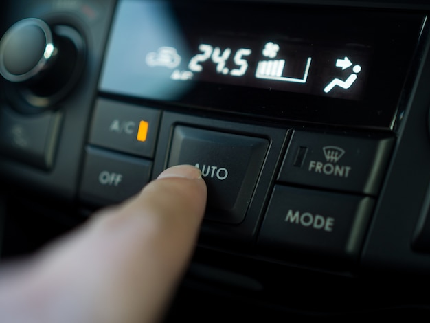 Finger нажмите кнопку, чтобы включить кондиционер в автомобиле