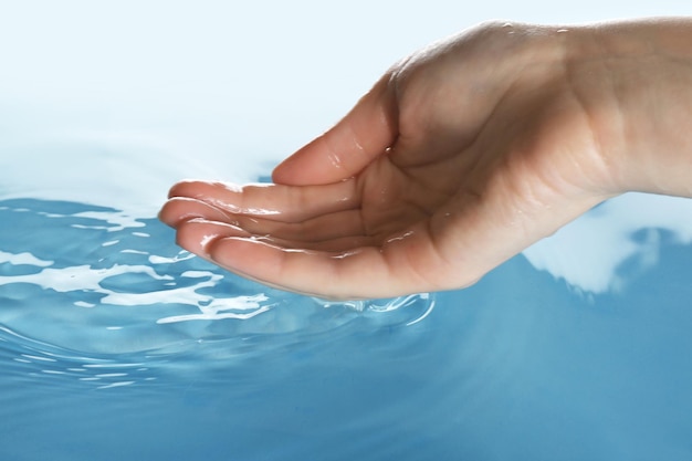 Foto il dito tocca l'acqua da vicino