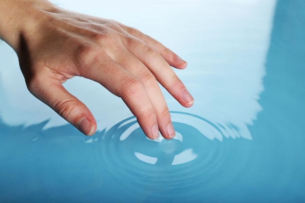 Foto il dito tocca l'acqua da vicino.