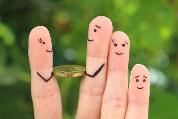 사진 행복한 가족의 손가락 예술. 남자는 돈을 받는다.